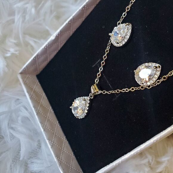 Pear-Shaped Pendant and earring set - Picture 2 of 2